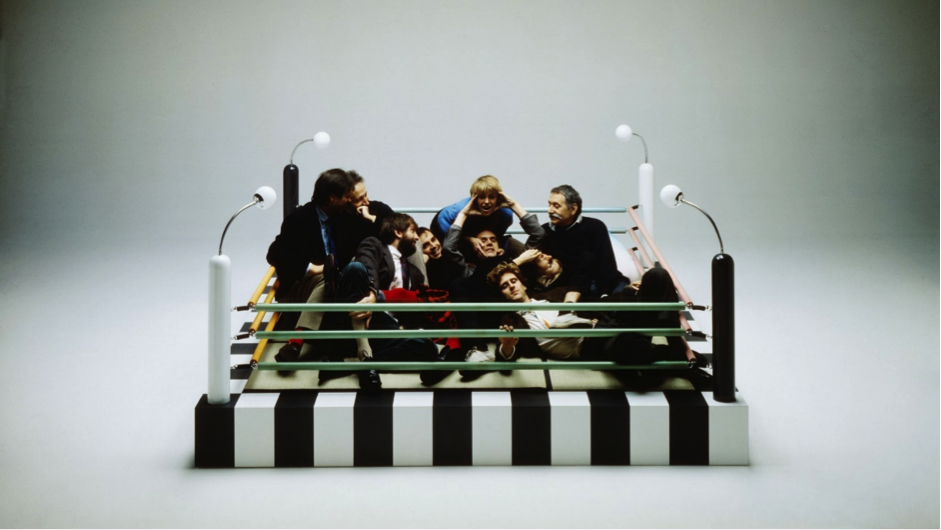 The original Memphis group in Masanori Umeda’s “boxing ring bed” | Image source: yatzer.com