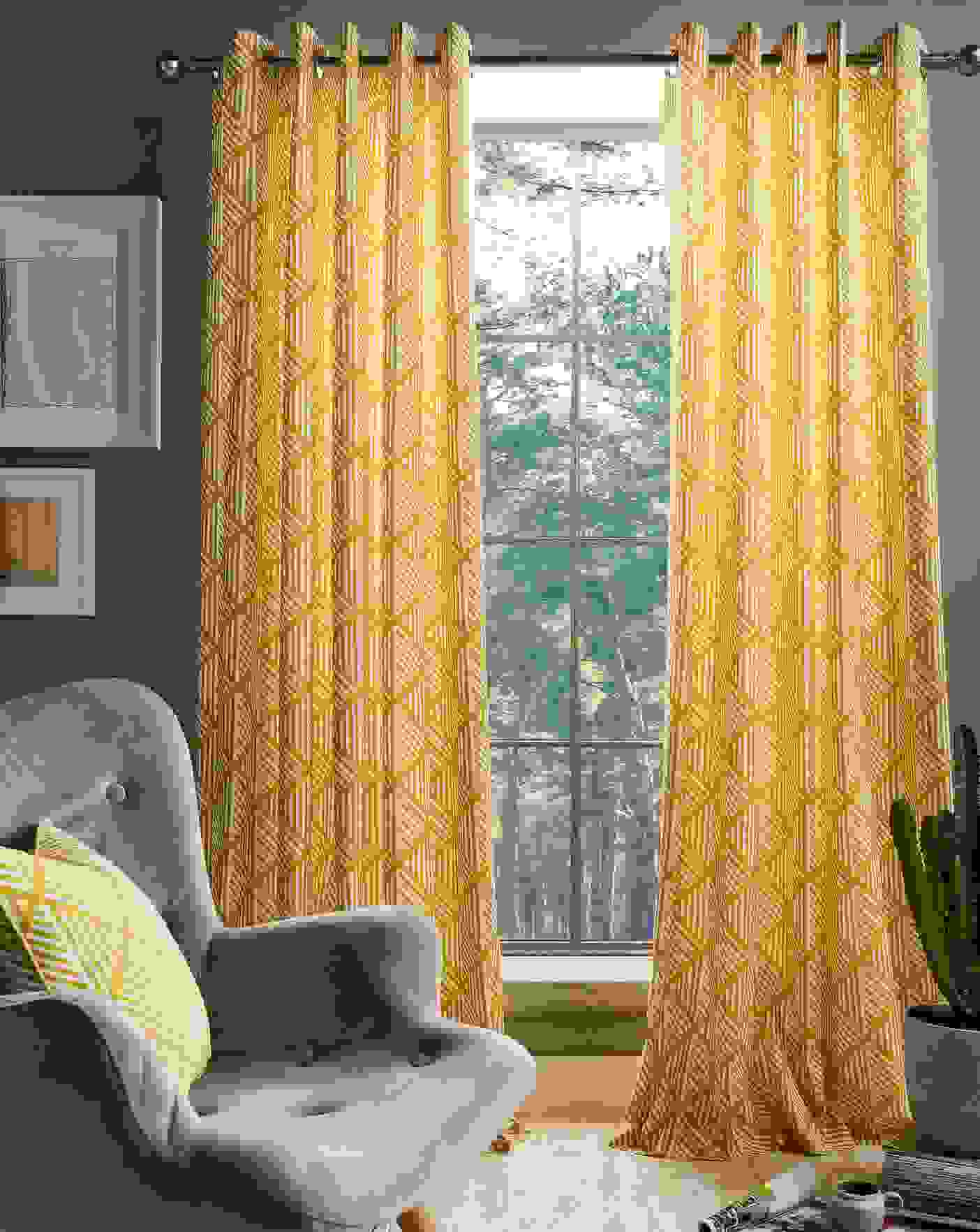 Bold drapes for bold impression | Source: homeessentials.co.uk