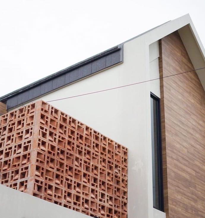 minimalist brizze block or roster beton minimalisinstallation on facade