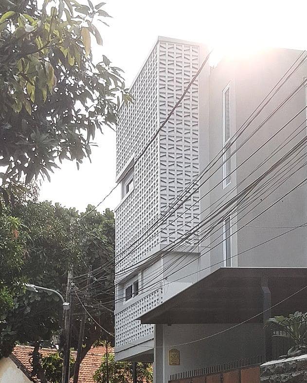 minimalist brizze block or roster beton minimalisinstallation on facade