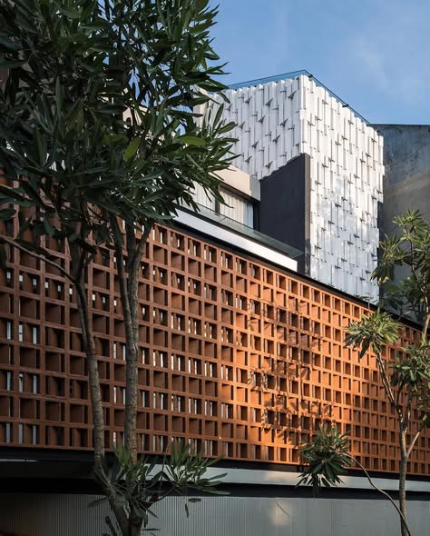 minimalist brizze block or roster beton minimalisinstallation on facade