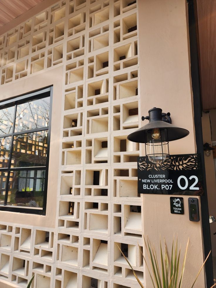 minimalist brizze block or roster beton minimalisinstallation on facade