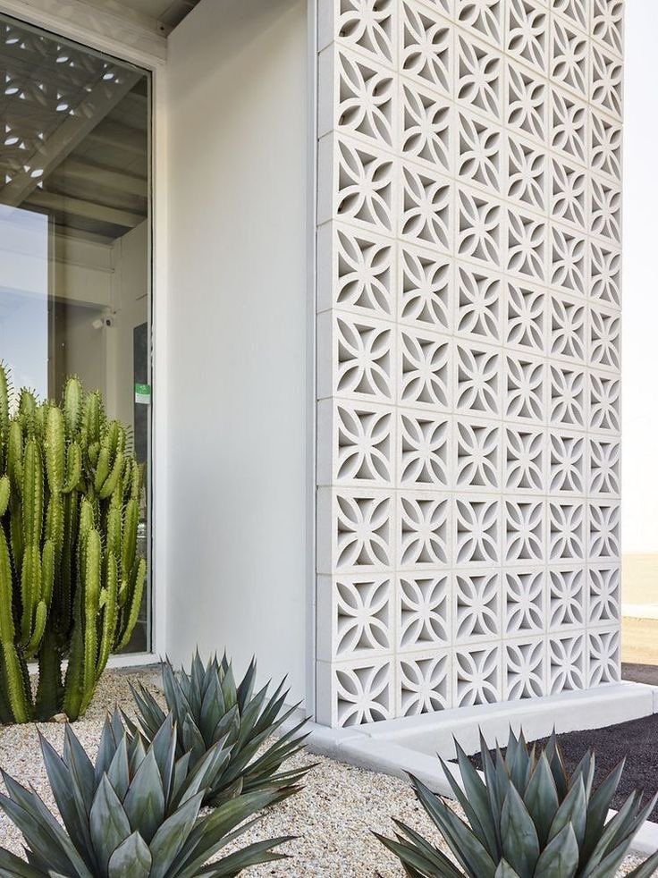 minimalist brizze block or roster beton minimalisinstallation on facade