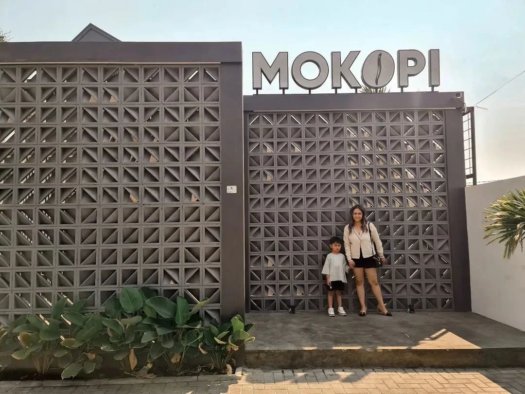 minimalist brizze block or roster beton minimalisinstallation on facade