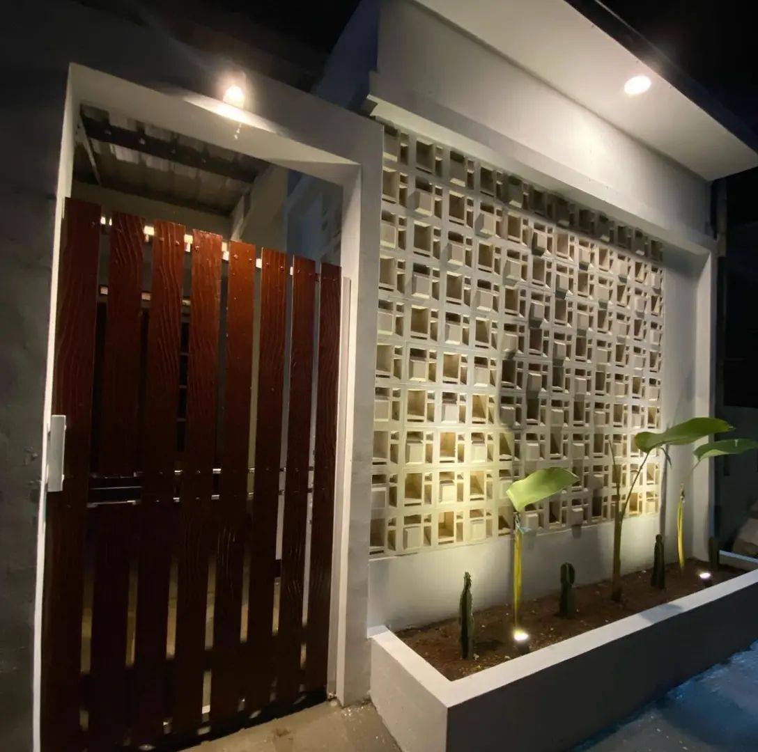 use minimalist brizze block you get good ventilation your house or aritecture look aesthetic on fence