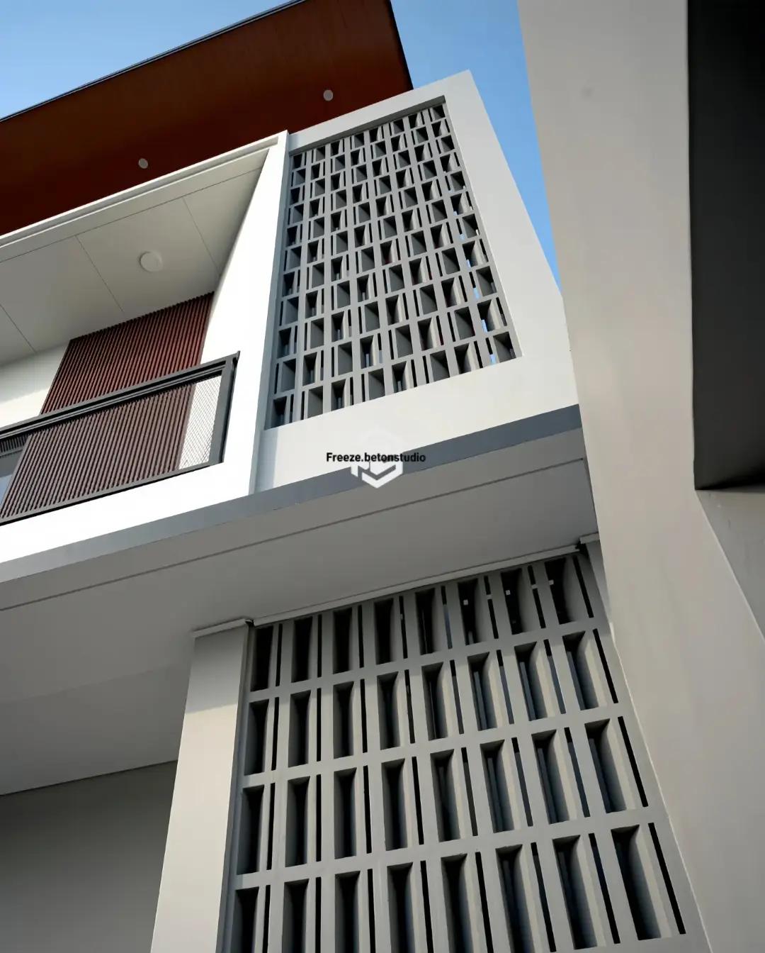 minimalist brizze block or roster beton minimalisinstallation on facade