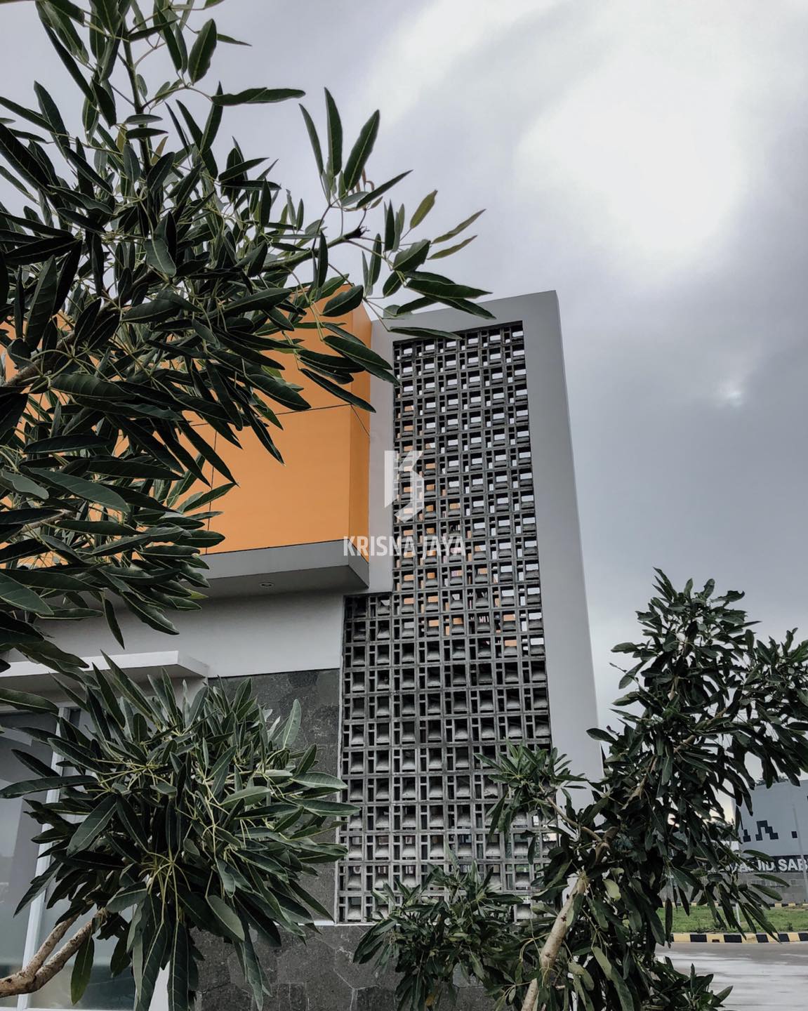 minimalist brizze block or roster beton minimalisinstallation on facade