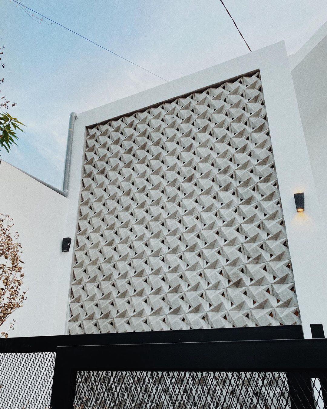 minimalist brizze block or roster beton minimalisinstallation on facade
