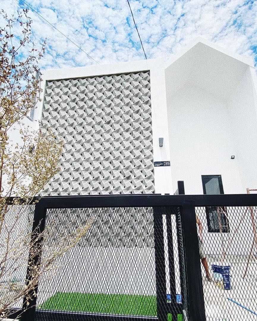 minimalist brizze block or roster beton minimalisinstallation on facade