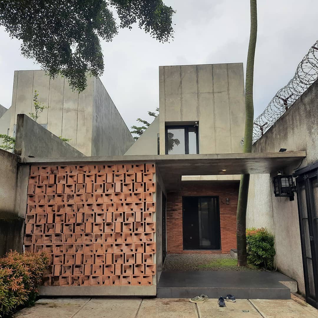 use minimalist brizze block you get good ventilation your house or aritecture look aesthetic on fence