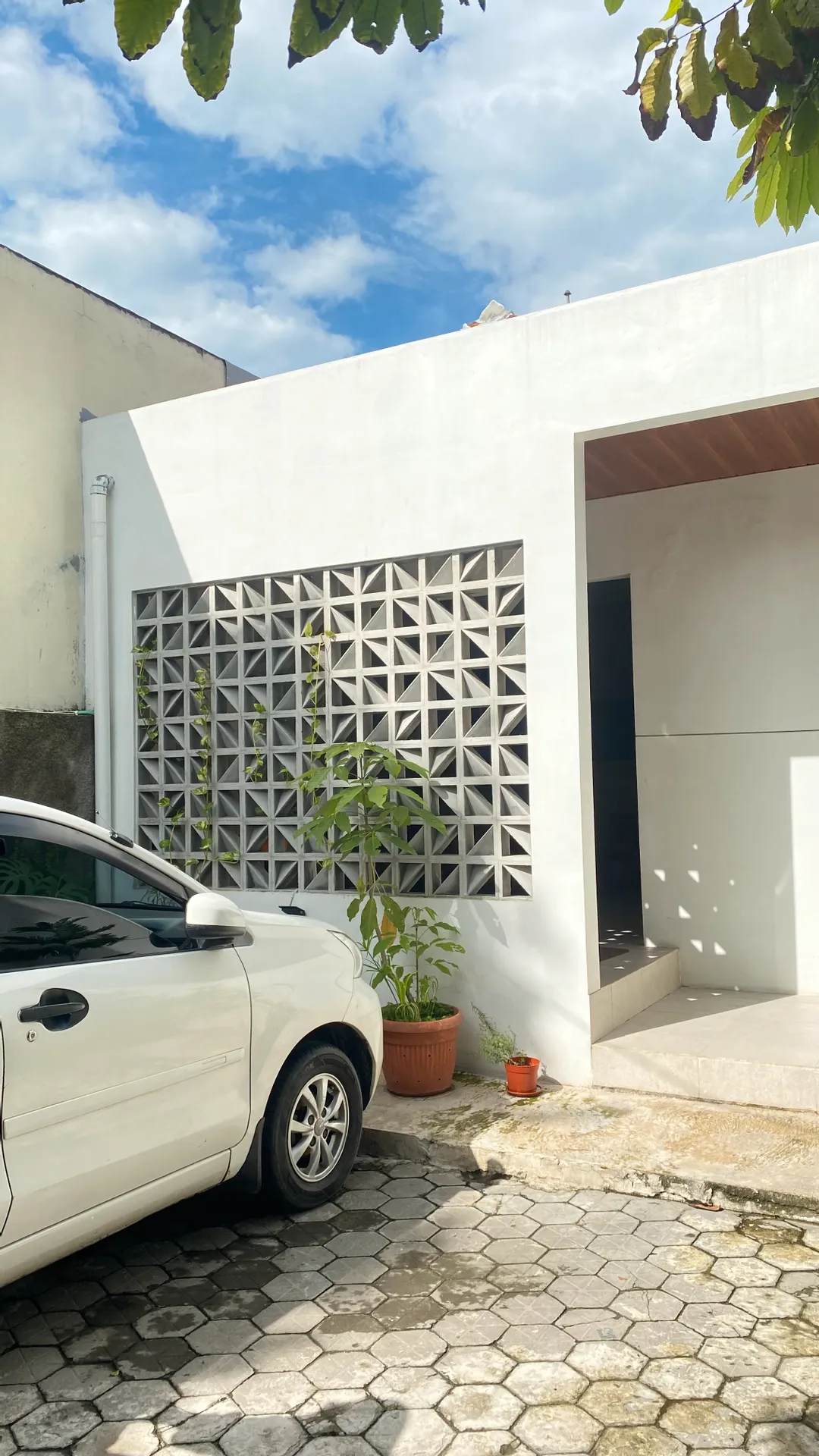 use minimalist brizze block you get good ventilation your house or aritecture look aesthetic on fence