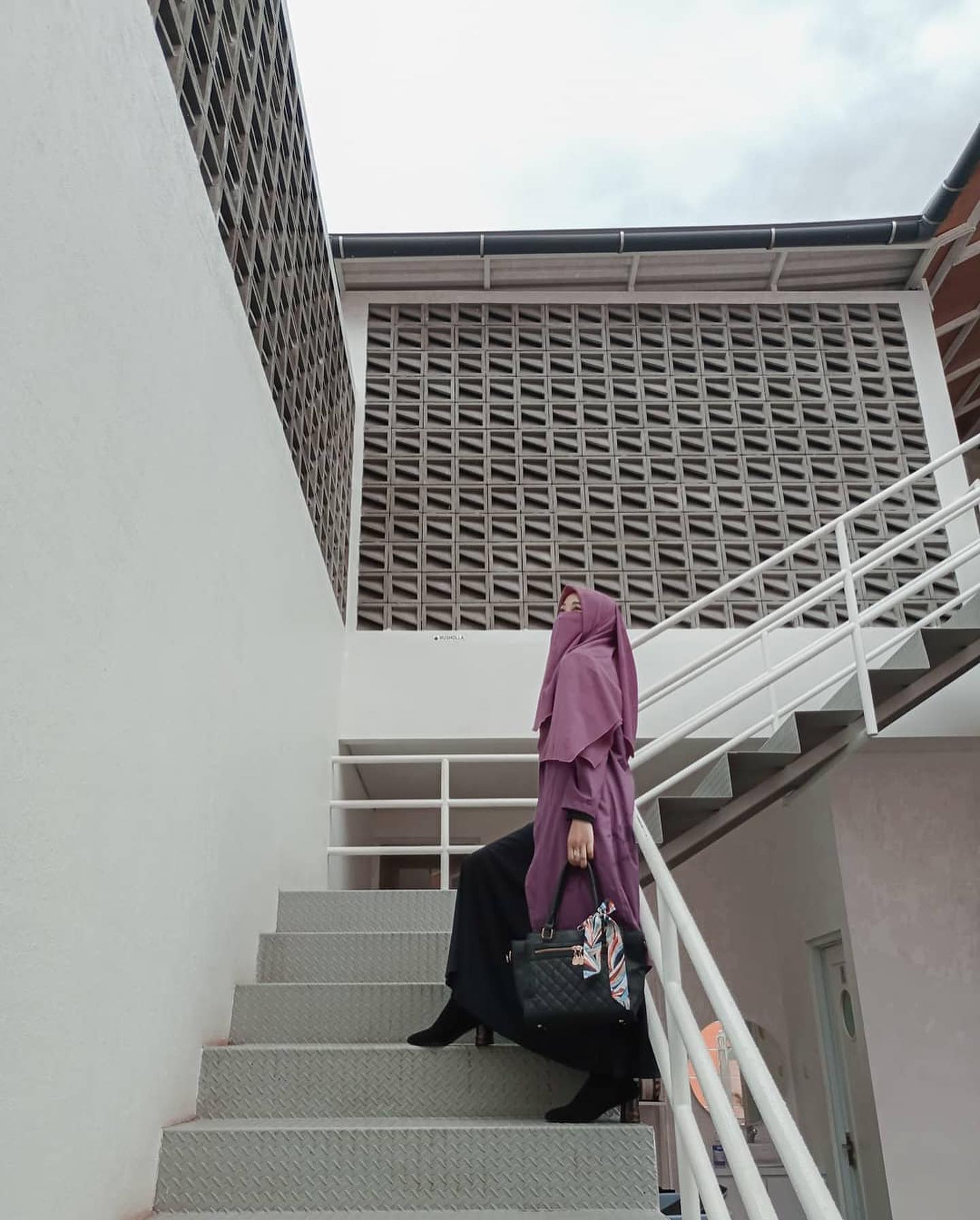 minimalist brizze block or roster beton minimalisinstallation on facade