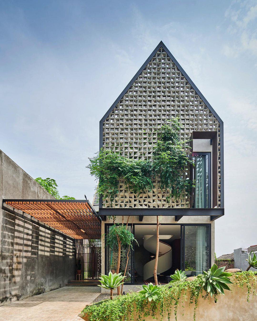 minimalist brizze block or roster beton minimalisinstallation on facade