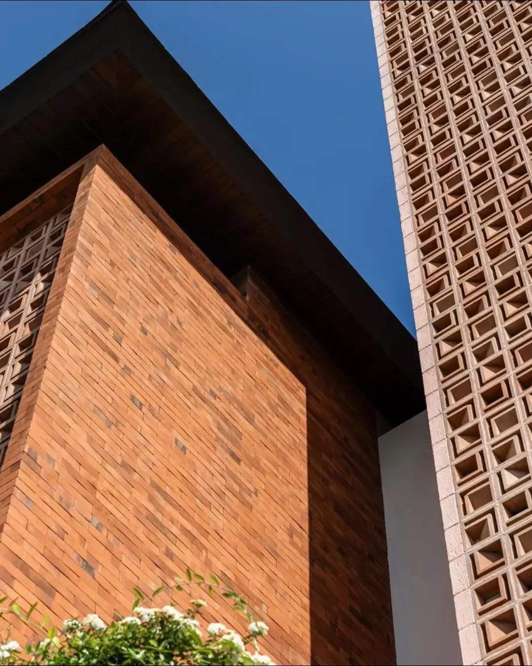 zminimalist brizze block or roster beton minimalisinstallation on facade