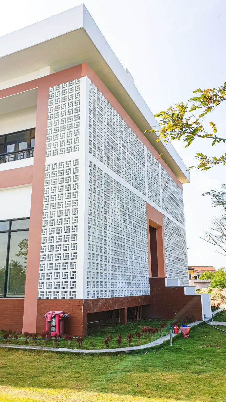 minimalist brizze block or roster beton minimalisinstallation on facade