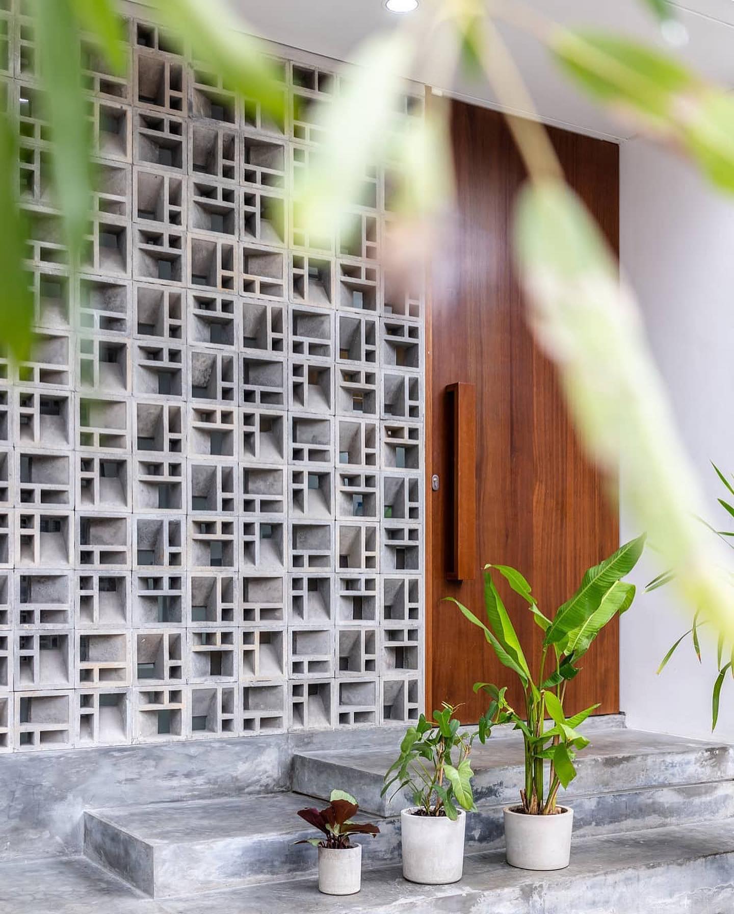 minimalist brizze block or roster beton minimalisinstallation on facade