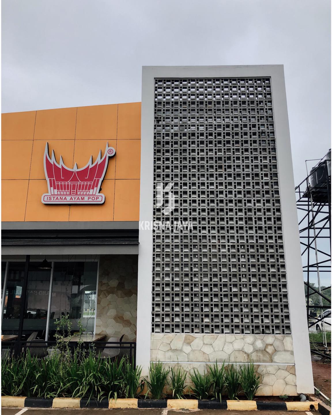 use minimalist brizze block you get good ventilation your house or aritecture look aesthetic on fence