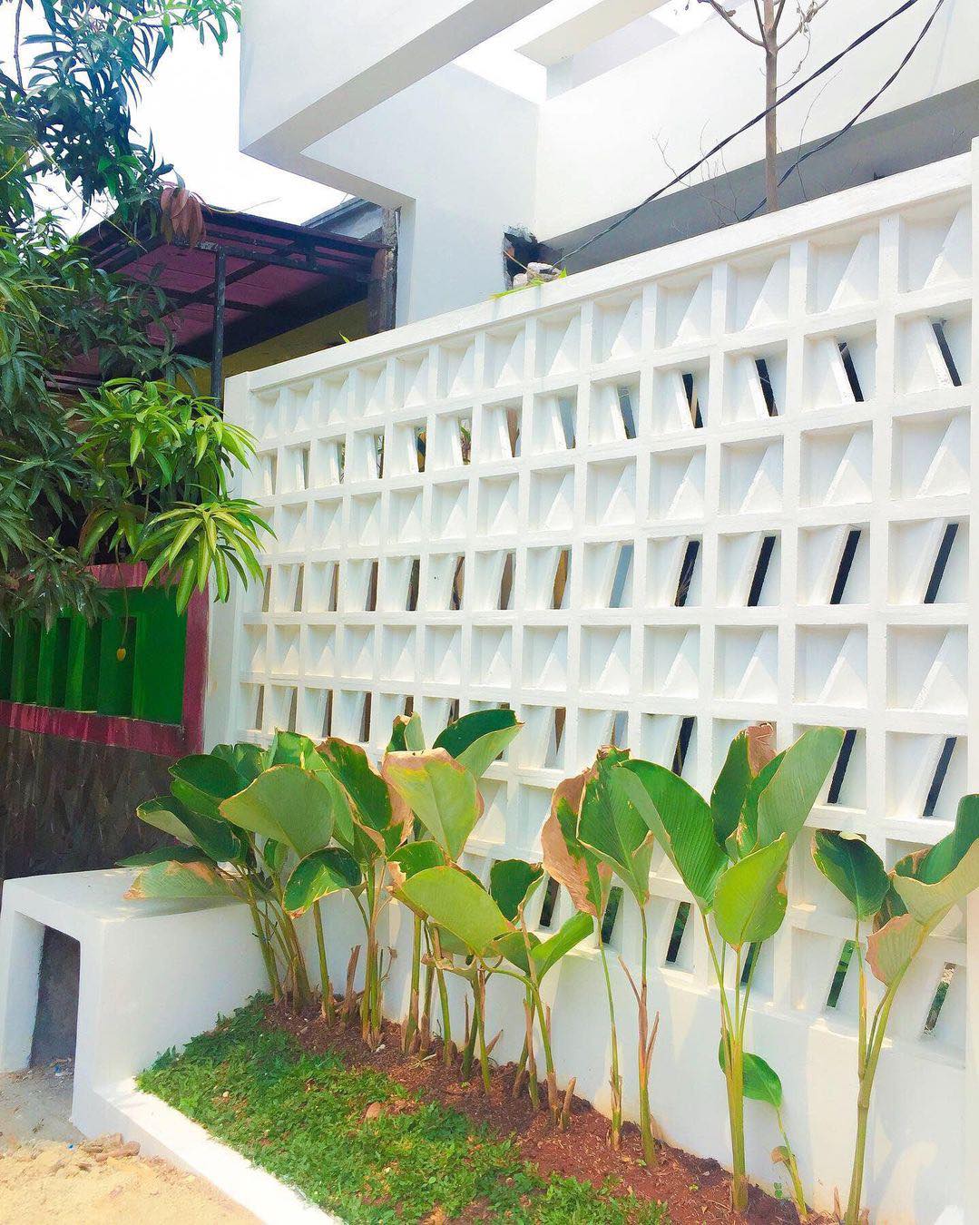 use minimalist brizze block you get good ventilation your house or aritecture look aesthetic on fence