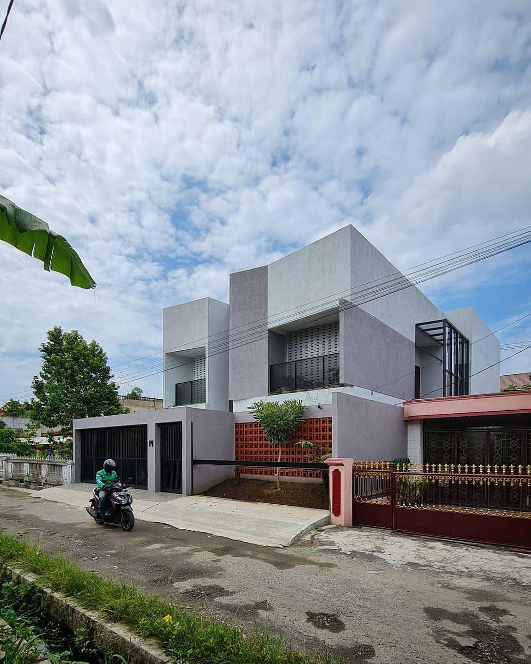 use minimalist brizze block you get good ventilation your house or aritecture look aesthetic on fence