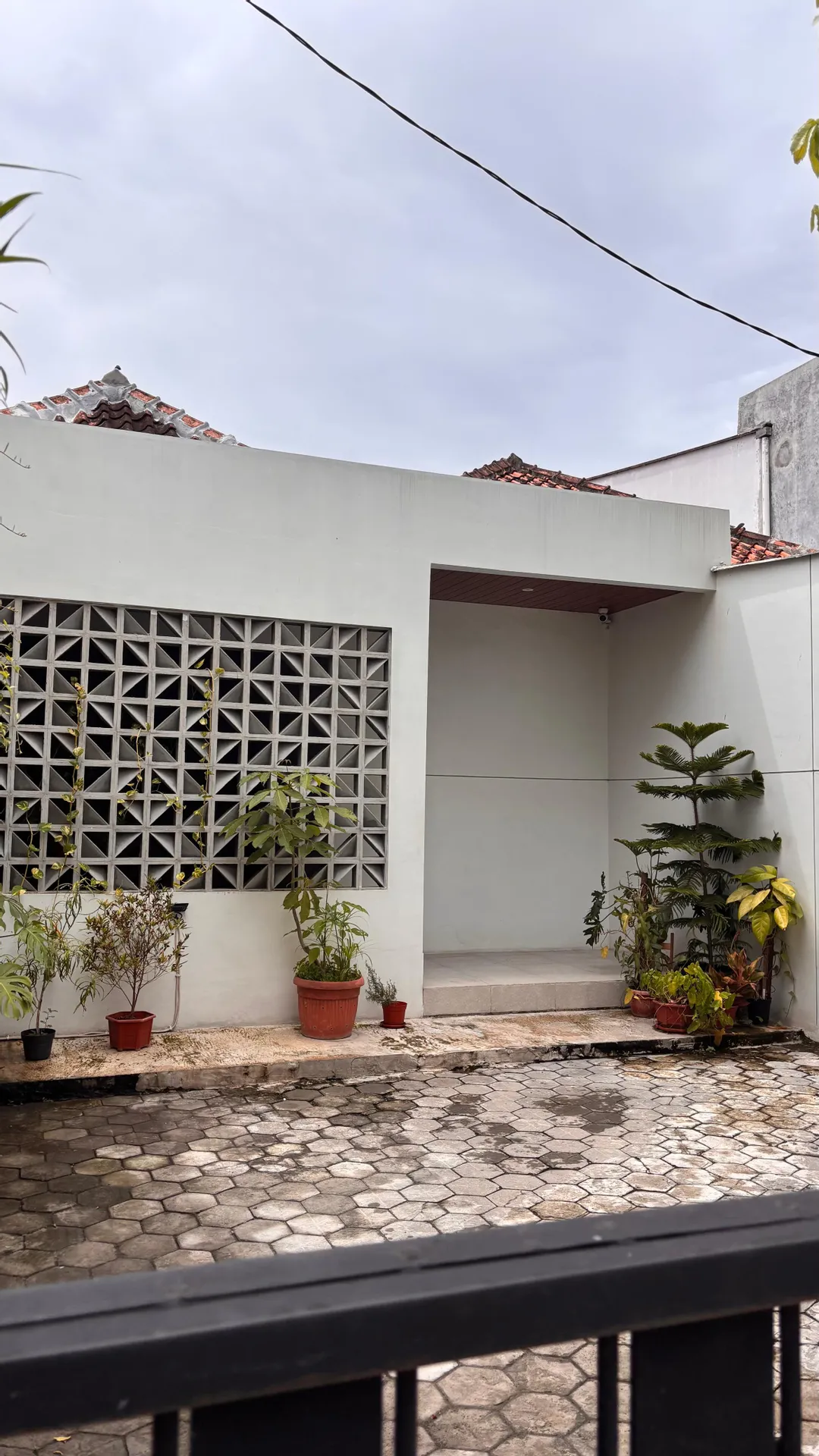 use minimalist brizze block you get good ventilation your house or aritecture look aesthetic on fence