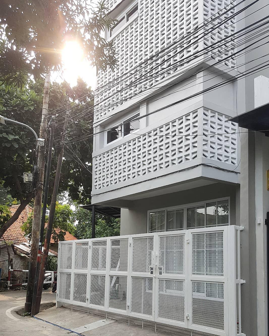 minimalist brizze block or roster beton minimalisinstallation on facade