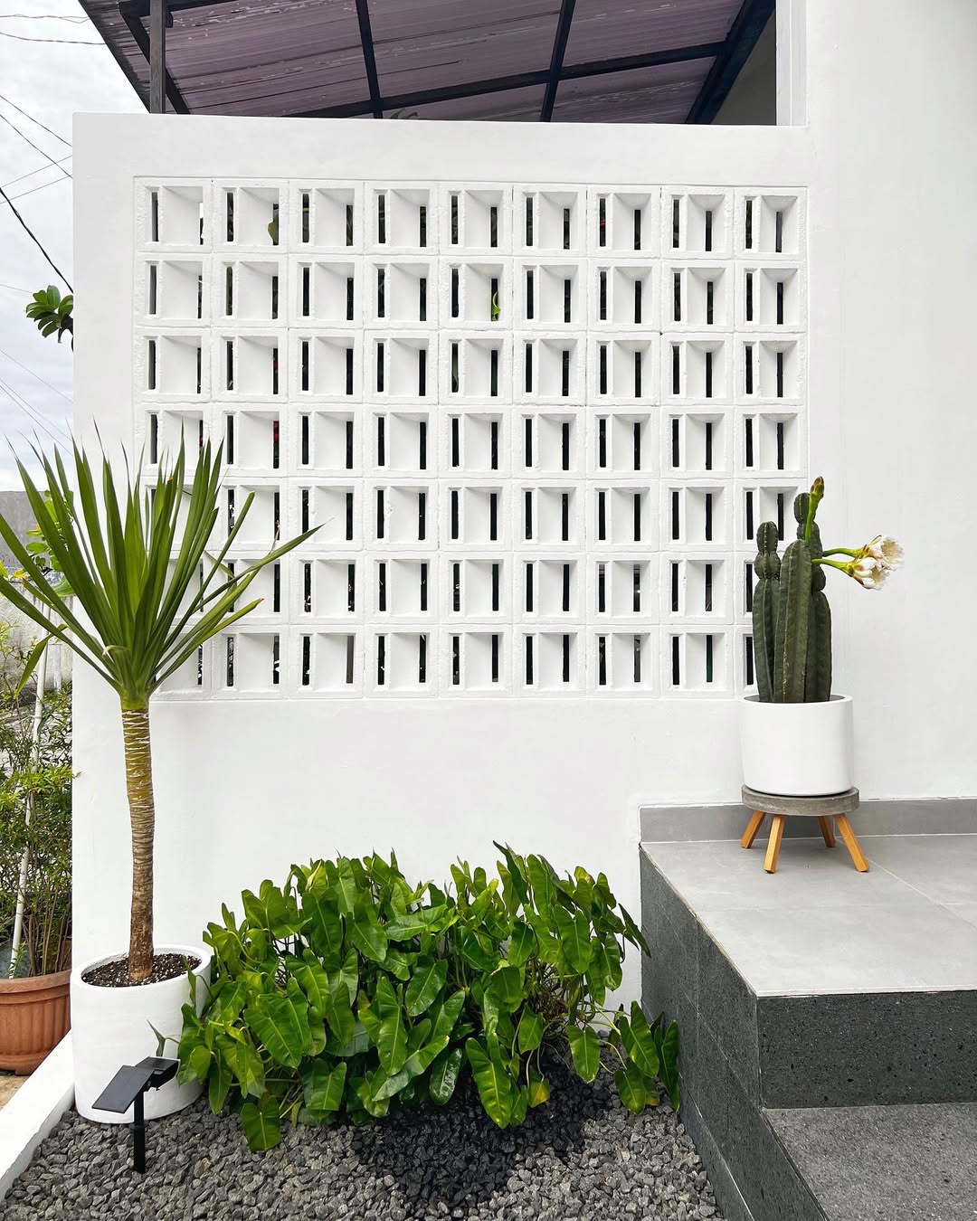 use minimalist brizze block you get good ventilation your house or aritecture look aesthetic on fence