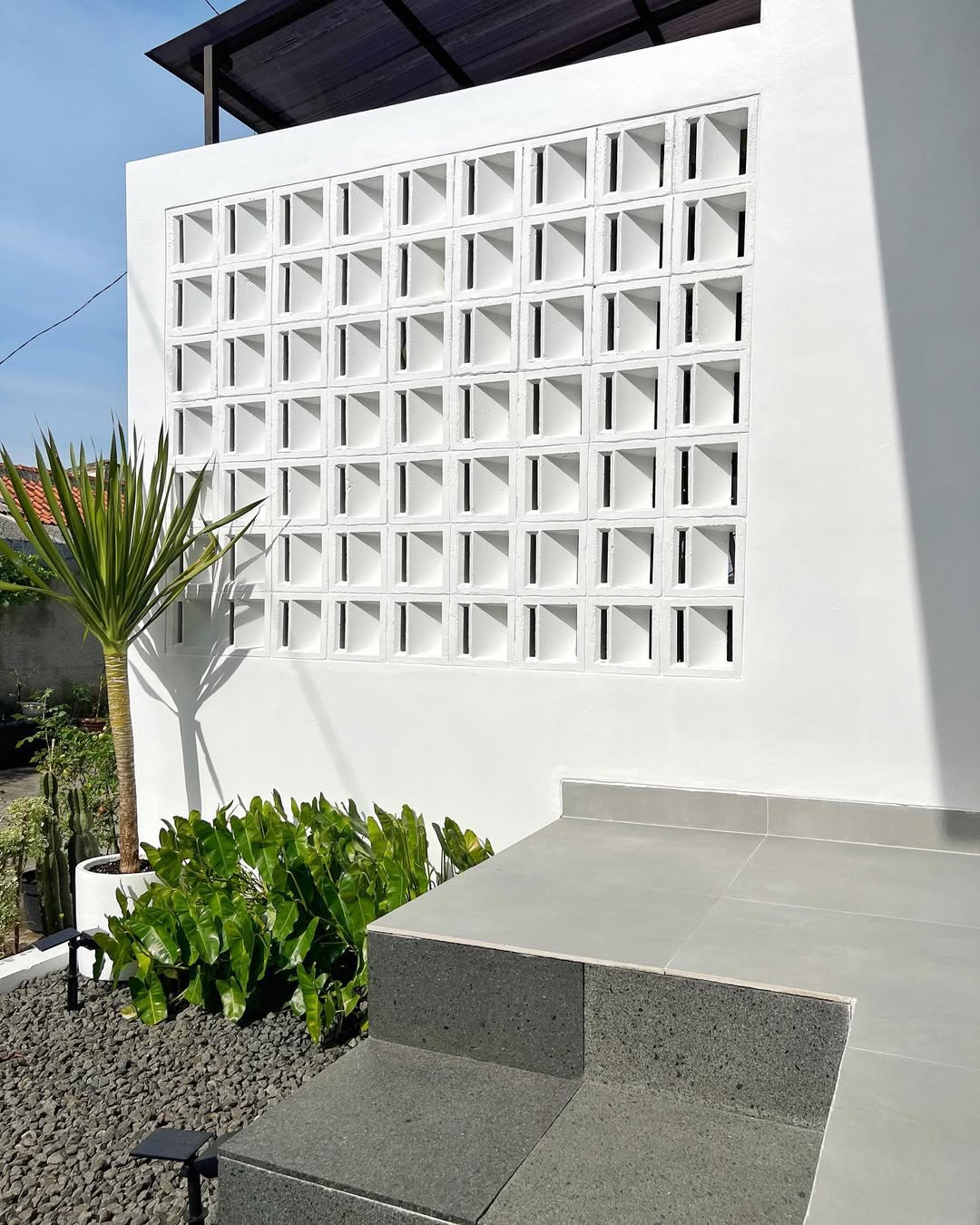 use minimalist brizze block you get good ventilation your house or aritecture look aesthetic on fence