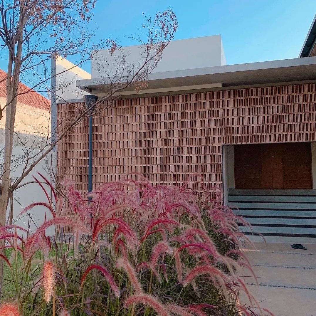 minimalist brizze block or roster beton minimalisinstallation on facade