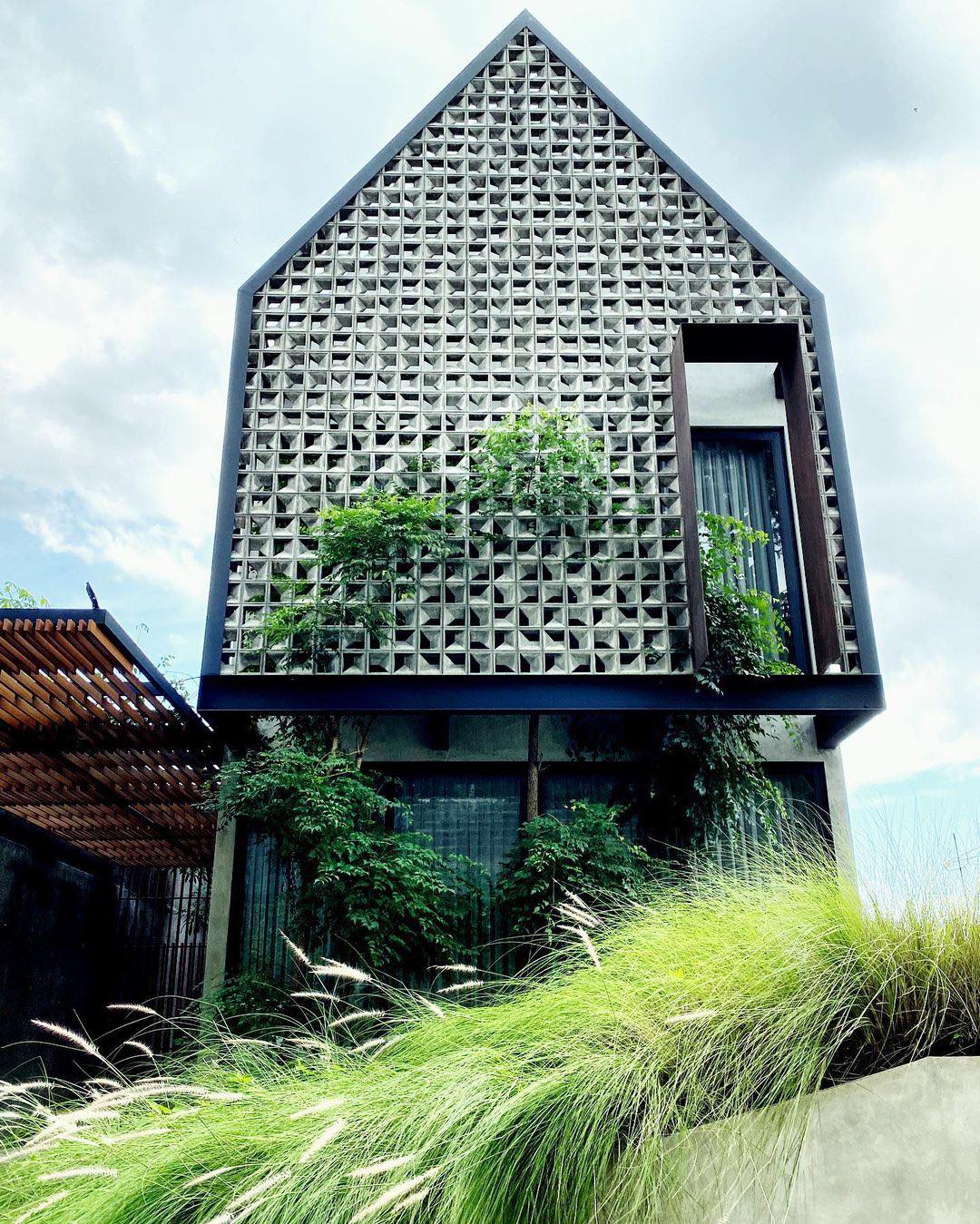 minimalist brizze block or roster beton minimalisinstallation on facade