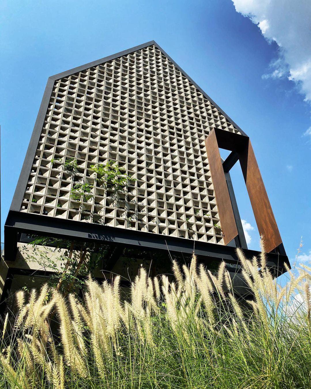 minimalist brizze block or roster beton minimalisinstallation on facade