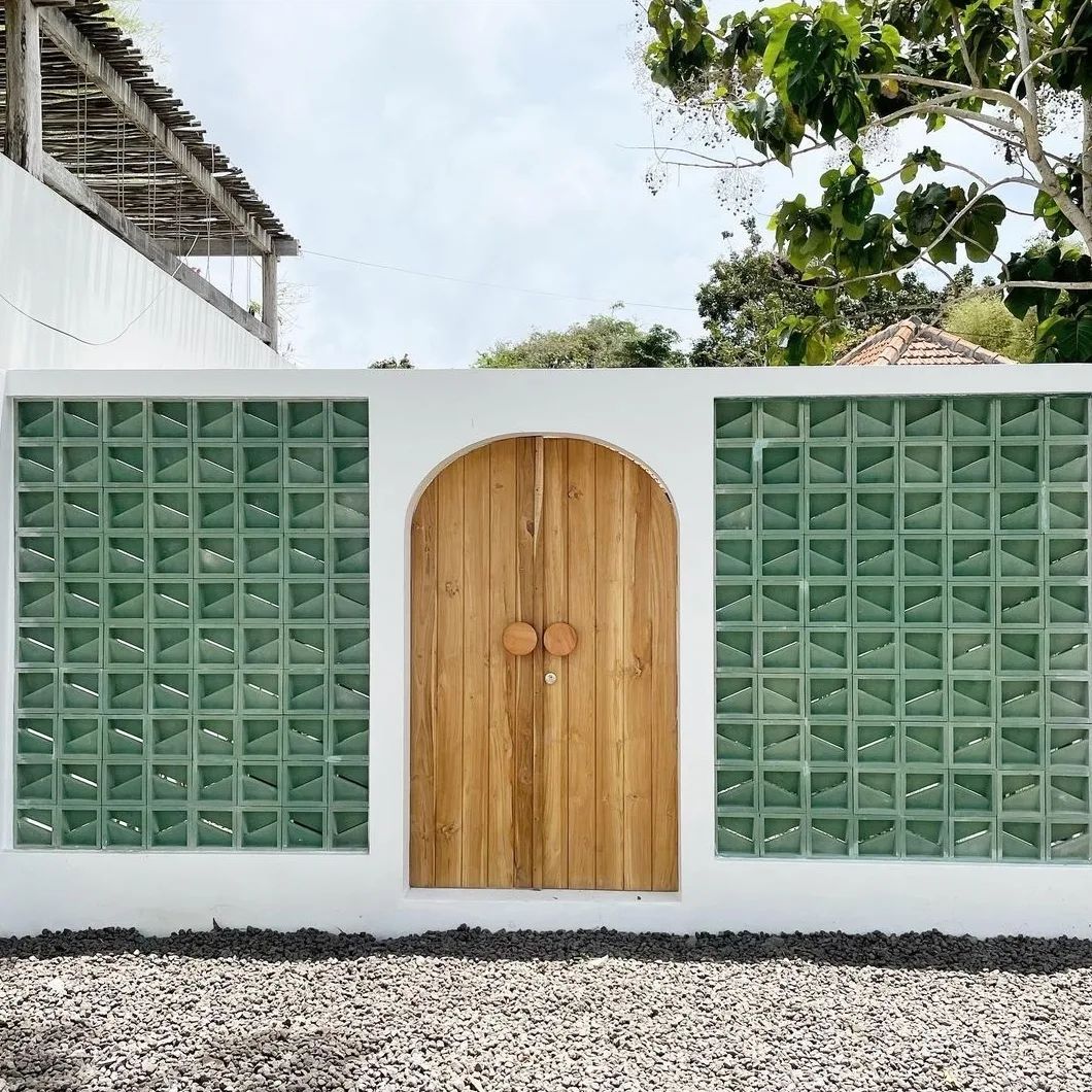 use minimalist brizze block you get good ventilation your house or aritecture look aesthetic on fence