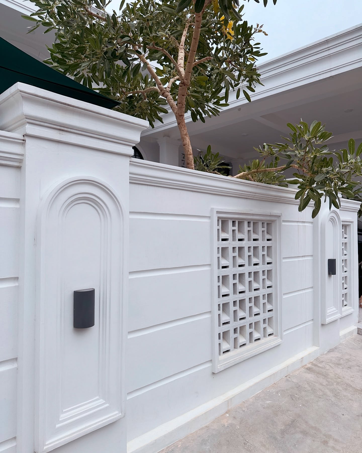 use minimalist brizze block you get good ventilation your house or aritecture look aesthetic on fence