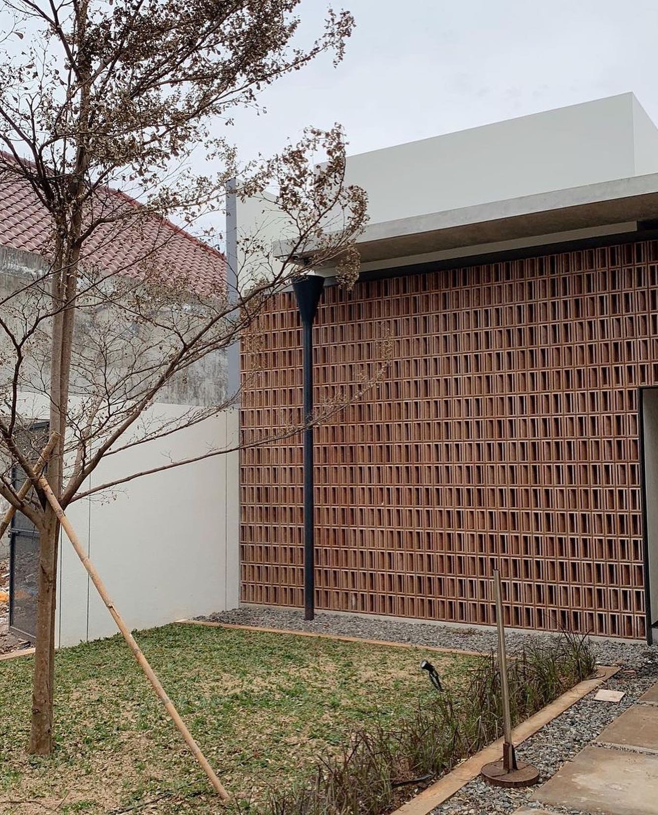 minimalist brizze block or roster beton minimalisinstallation on facade