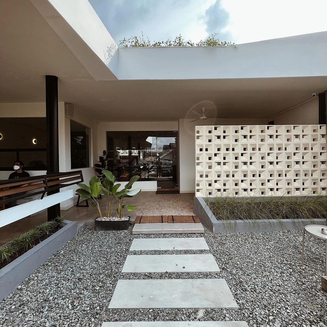 use minimalist brizze block you get good ventilation your house or aritecture look aesthetic on fence