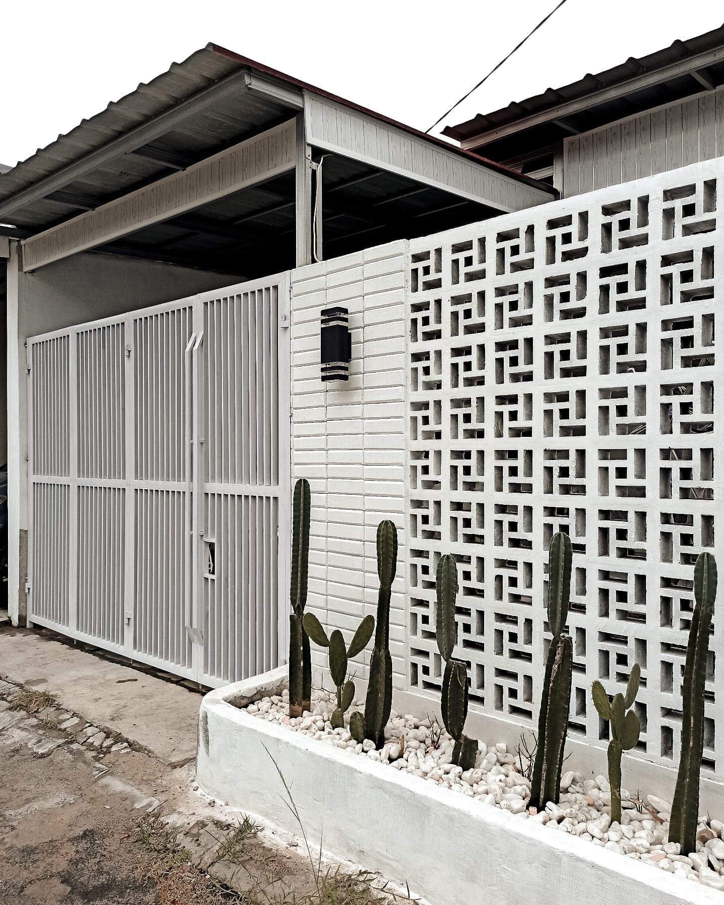 use minimalist brizze block you get good ventilation your house or aritecture look aesthetic on fence