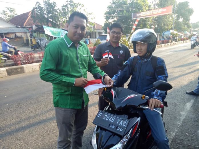 PUI Majalengka Bagikeun Bendera Ka Pengendara PUI Majalengka Bagikeun Bendera Ka Pengendara