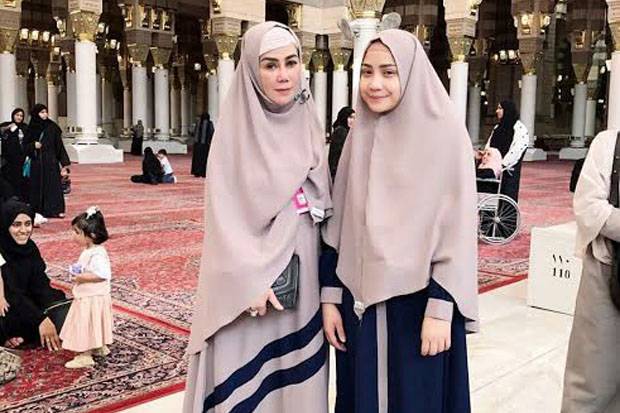 Gamis Kelir Navy Sarta Hijab Kelir Khaki Gamis Kelir Navy Sarta Hijab Kelir Khaki