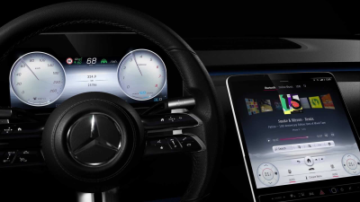 Digital entertainment system of Mercedes S-klasse 2022 plays music.