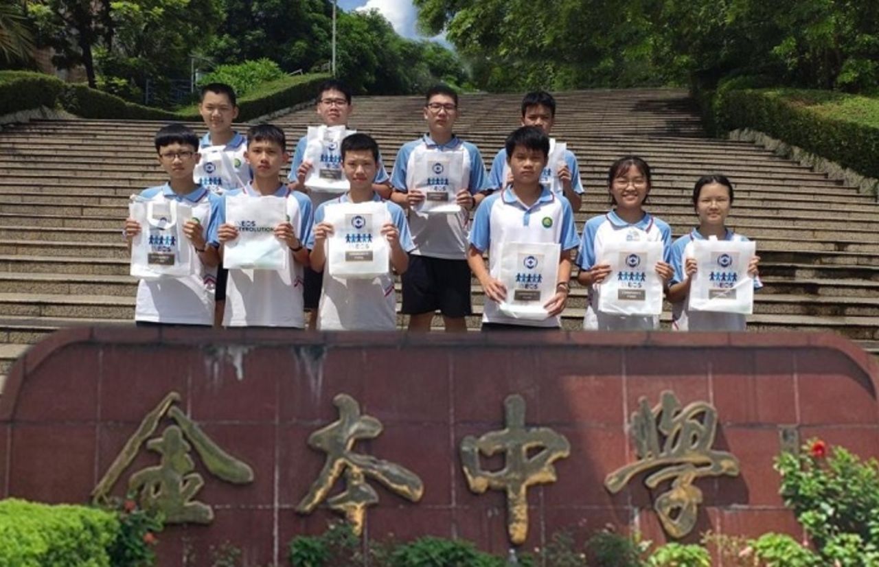 Carepacks distribution to students in Jinben School-small.jpg