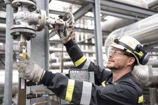 man-operating-handle-and-handwheel-in-production-installation-chem-geel-aromatics-1024x682.jpg