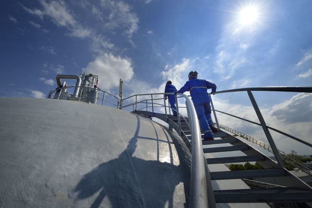 two-persons-walking-up-a-tank-chem-cologne-op.jpg