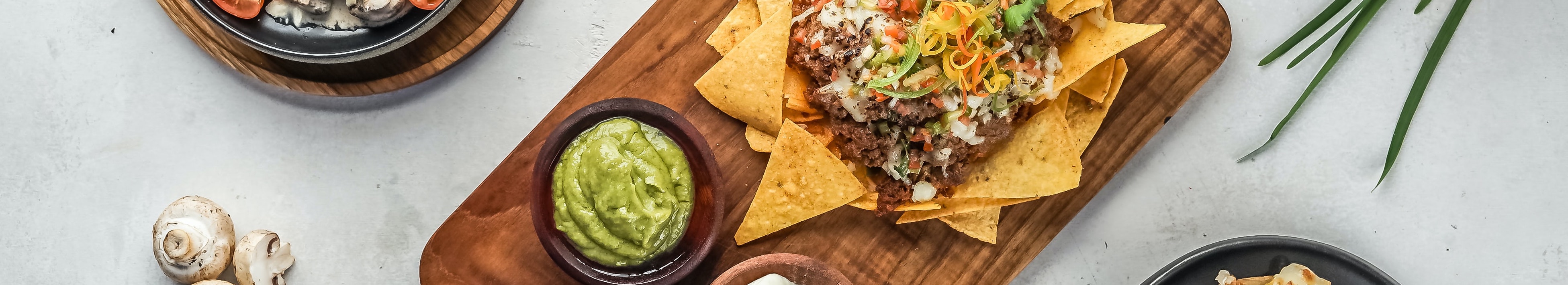 Nachos mit Chili und Guacamole