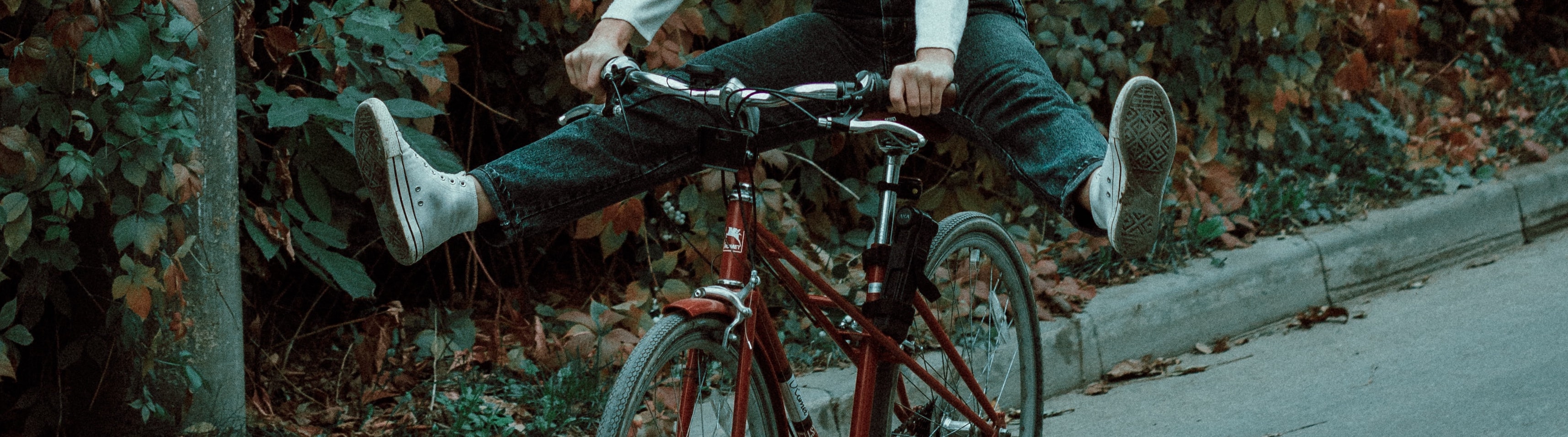 Jemand fährt Fahrrad und streckt die Beine von sich