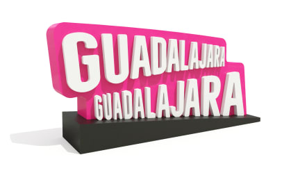 Monumento urbano con letras Guadalajara Guadalajara.