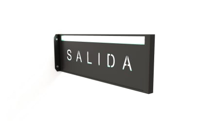 Señalética direccional de salida con luz.