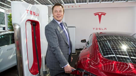 전기차를 충전하는 Elon Musk 전기차를 충전하는 Elon Musk