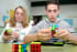 Homme contre femmes assemblant le Rubik's cube