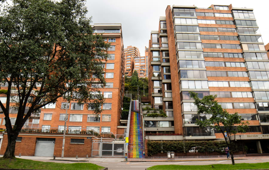 Escalera con colores LGBTI 611