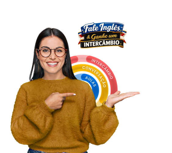 Mulher de óculos, sorrindo e apontando para a direita.