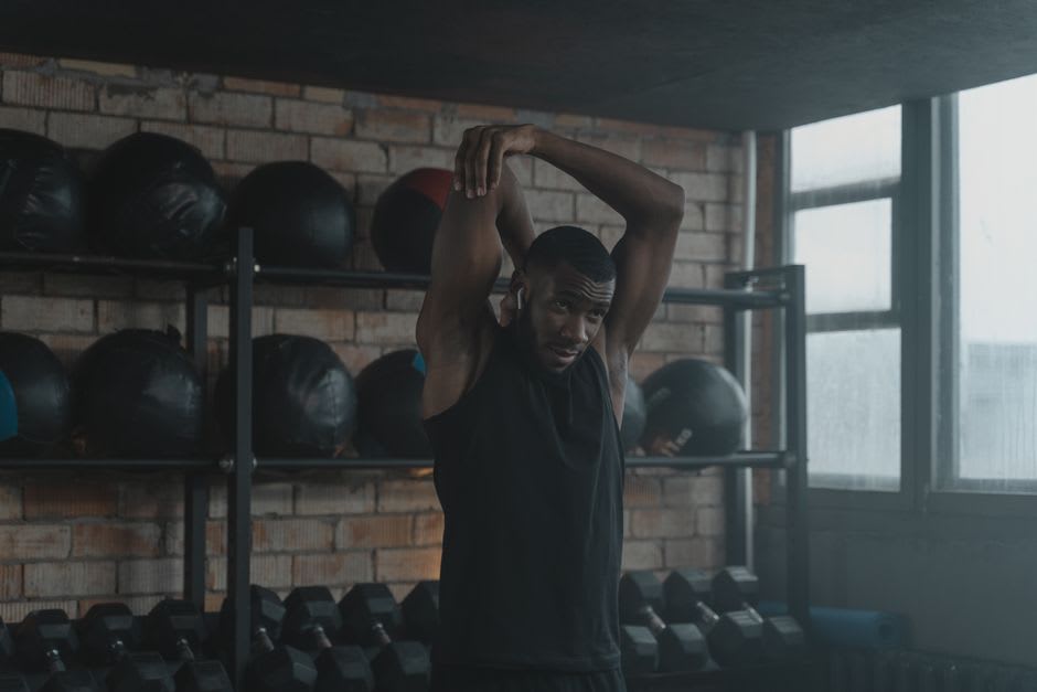 Homem fazendo aquecimento com rotação de braços antes do treino